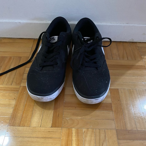 Nike Women’s Shoes - Picture 2 of 3